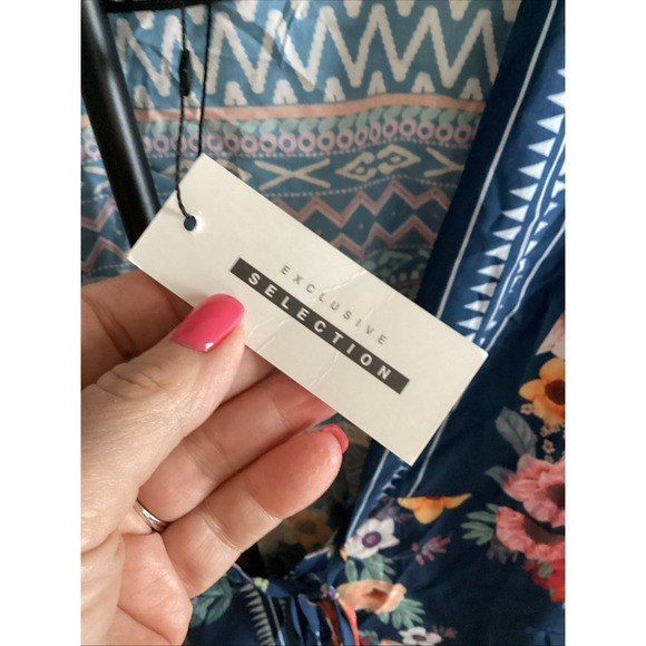 Chic Boutique Rose Floral Sexy V Neck Blouse Size Large With Flare Sleeves - Picture 3 of 9